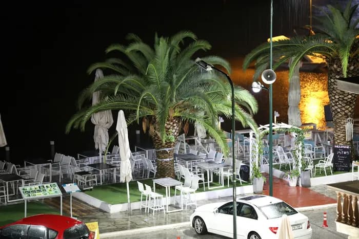 Ambiance de terrasse en soirée, illustration de la collection sorties